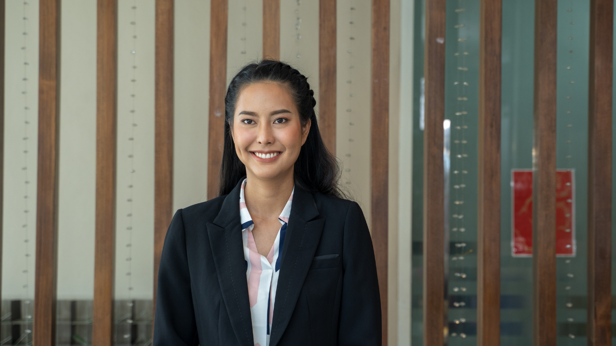 ホテルフロントの女性